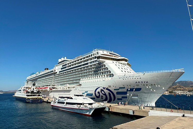 Bodrum'a iki kruvaziyerle 3 bin 292 turist geldi