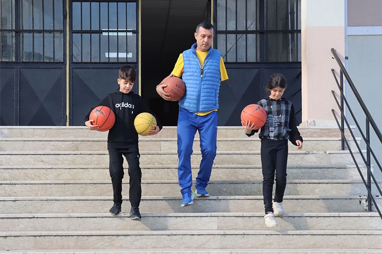 Depremde kolunu kaybeden Hasan öğretmen mesleğiyle motive oluyor