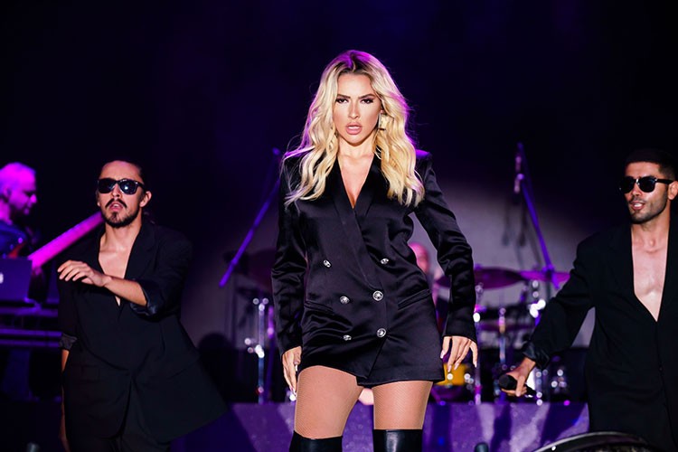 Hadise sahnede büyüledi