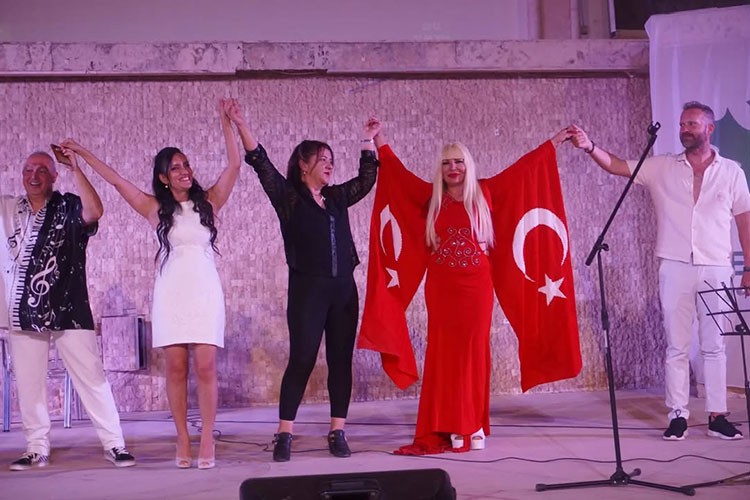 Djane sokak hayvanları için çaldı