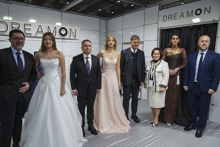 Gelinlik sektörü İzmir'de düzenlenen fuarda buluştu