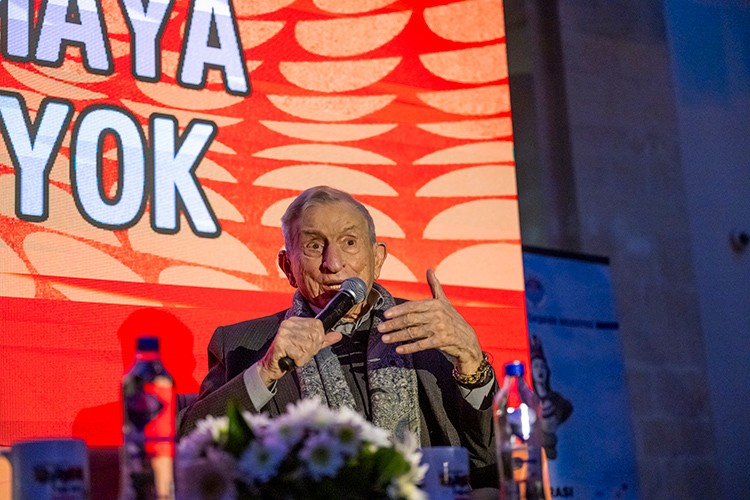 Haldun Dormen ile kez Tarsus'ta sahnede