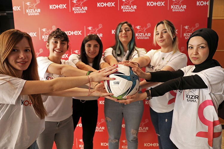 Kızlar sahada oynadı, hayatta kazandı