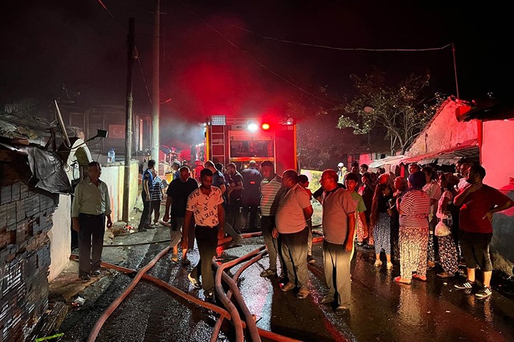 Kocaeli'de çıkan yangında 5 gecekondu hasar gördü
