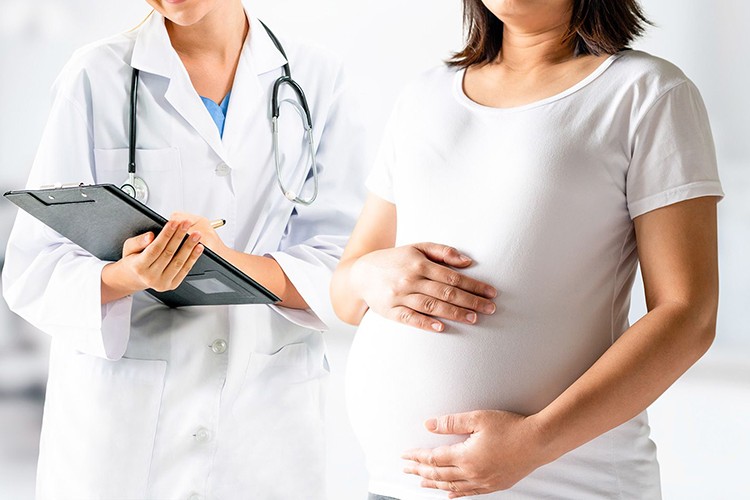 2022'de en çok kadın hastalıkları ve doğum branşı doktorları arandı