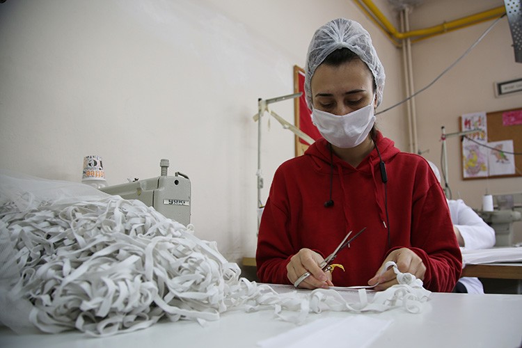 Öğretmenler maske üretiyor