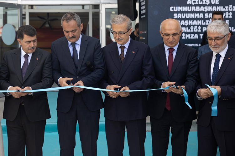 İlk meslek lisesine Özdemir Bayraktar'ın adı verildi