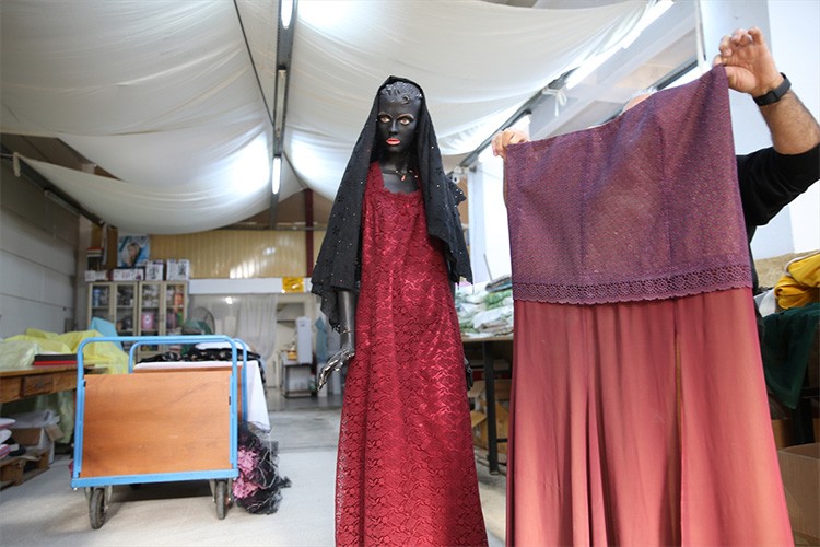 Denizlili tekstilci Afrika'nın geleneksel kıyafetlerini üretiyor