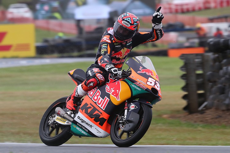 Deniz Öncü Avustralya'da Zirvede