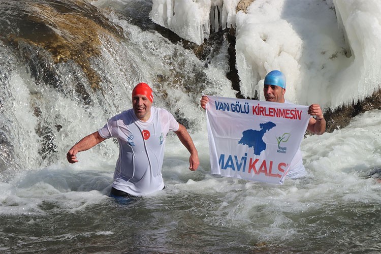 Donan Muradiye Şelalesi'nin döküldüğü alanda yüzdüler