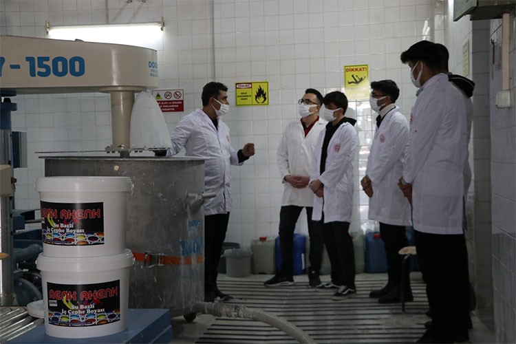 Depremzede öğrencilerin ürettiği boyalar eğitim kurumlarını renklendiriyor