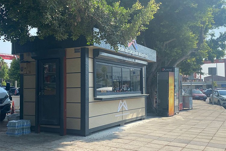 Karmod kabinleri Mersin'in cadde ve meydanlarında