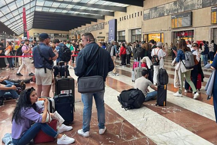 İtalya'da demir yollarındaki arıza tren seferlerini aksattı