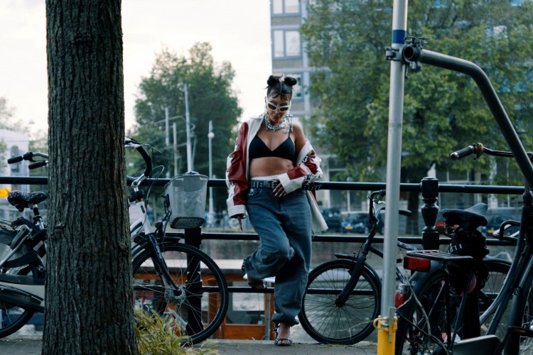 Hande Yener'den "Ben Senin Delinim"