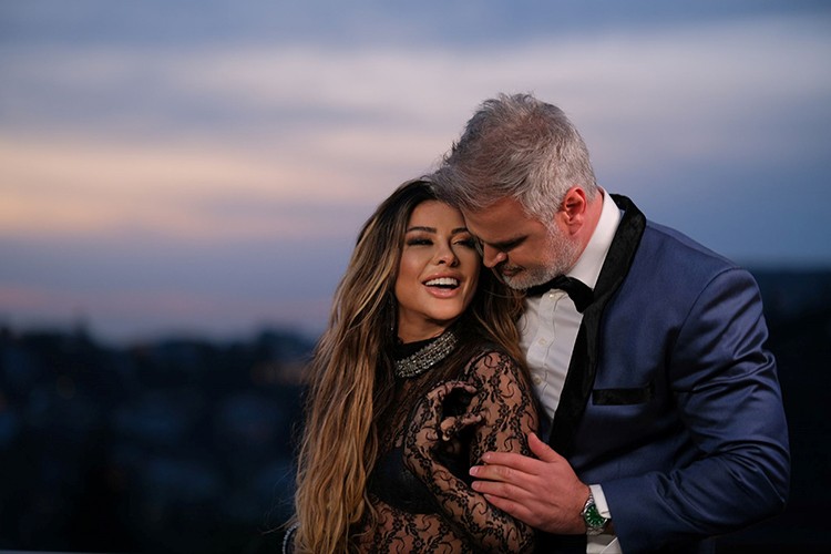 Çocukluk aşkı ile klipte oynadı