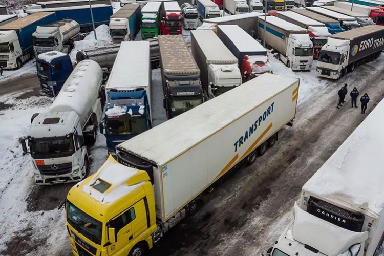 AB, Ukrayna'yla gümrüksüz ticareti kesti