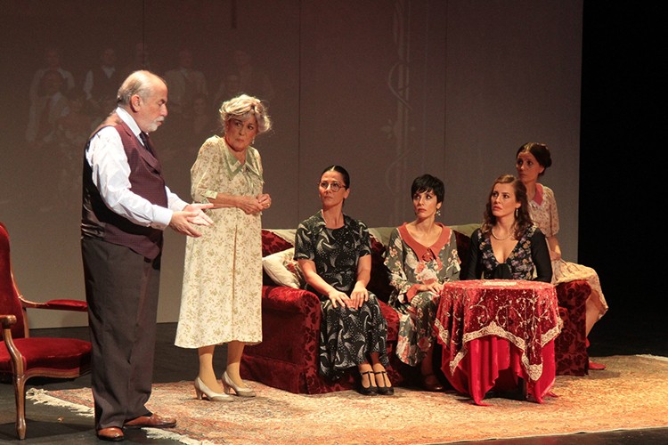 'Yaprak Dökümü' yoğun ilgiyle prömiyer yaptı