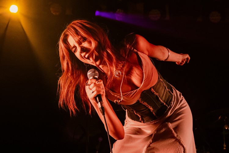 Selin Avrupa turnesinde kendine hayran bıraktı