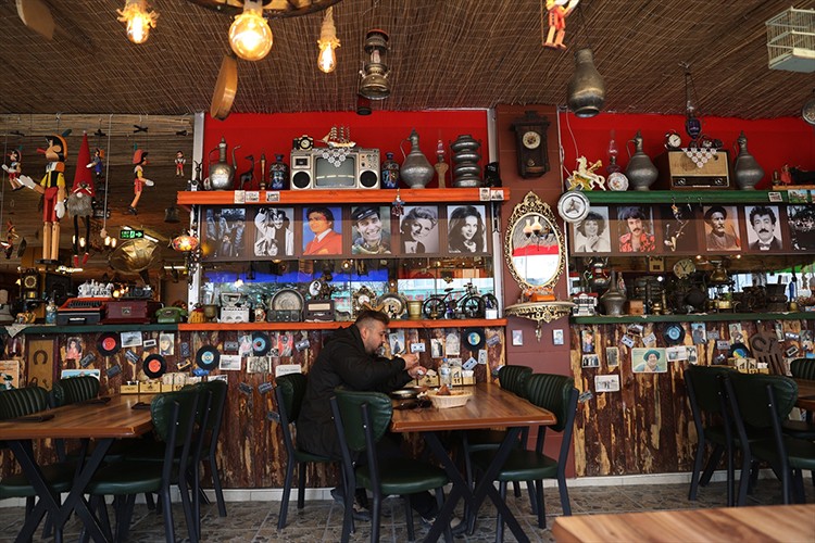 Antika koleksiyonunu restoranında sergiliyor