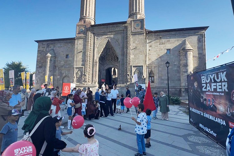 Büyük Zafer animasyon filmi tanıtımı için Erzurum'daydı