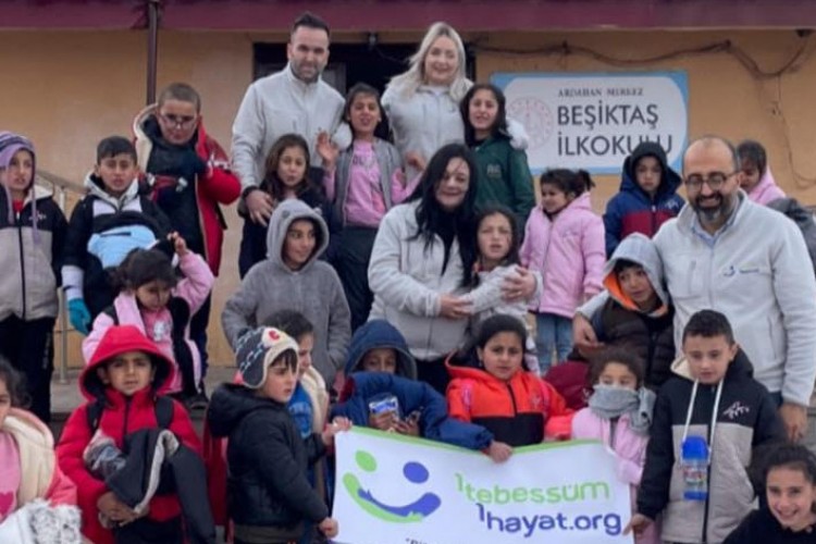 1 Tebessüm 1 Hayat Derneği Bir Çocuk Gülsün diye yine iyiliğin peşinde!