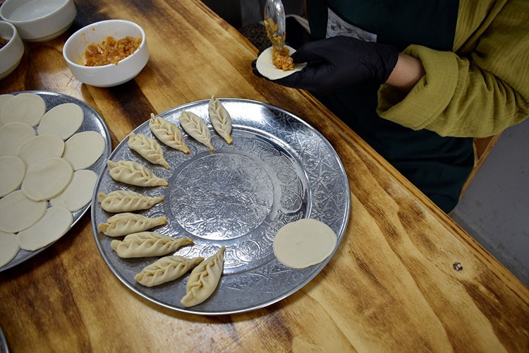 9 kadın, kurdukları işletmede yöresel yemekler hazırlıyor