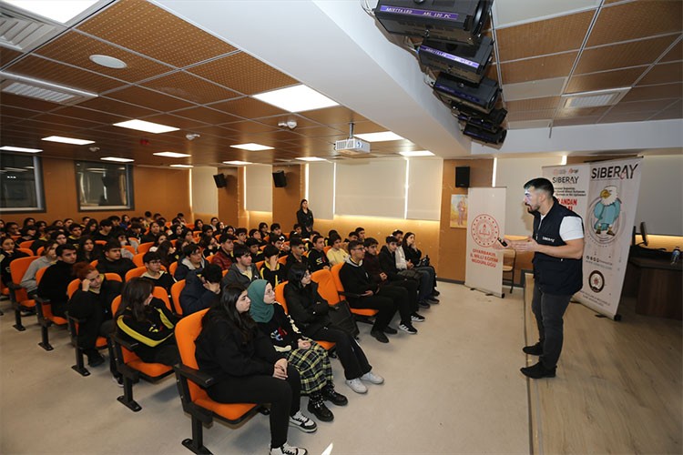 Öğrenciler teknoloji ve internet kullanımı konusunda bilinçlendiriliyor