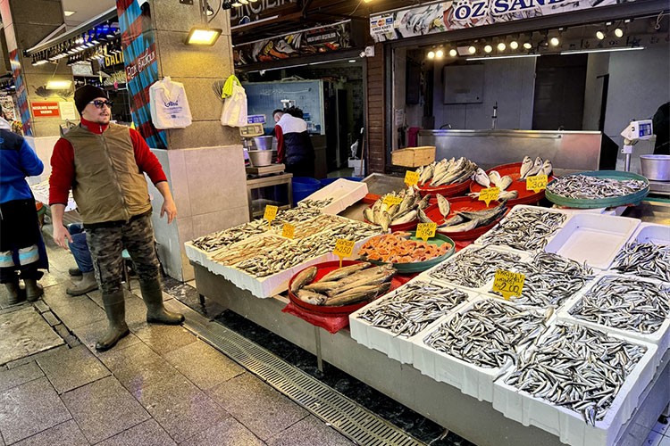Trabzon'da mezgit ve istavritin kilogramı 150 liradan satılıyor