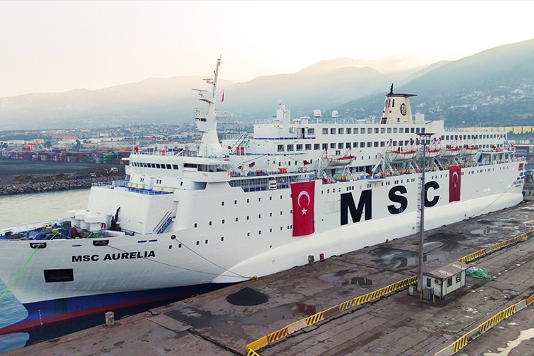 MSC Grubu'nun yardım gemisi İskenderun'a yanaştı