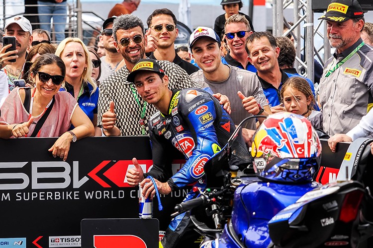 İngiltere'de İlk Günü İkinci Sırada Tamamladı