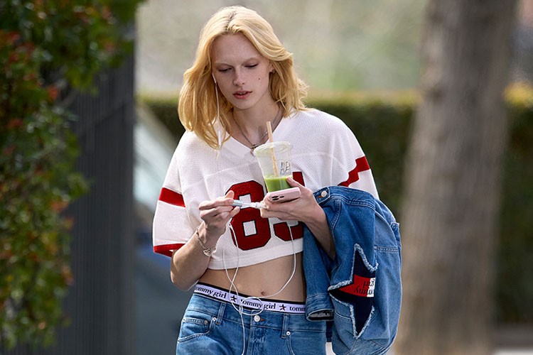 Tommy Girl ilkbahar 2025'de retro modern buluşması