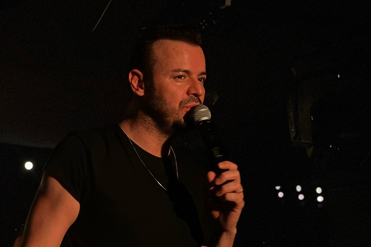 İki saat sahnede kaldı