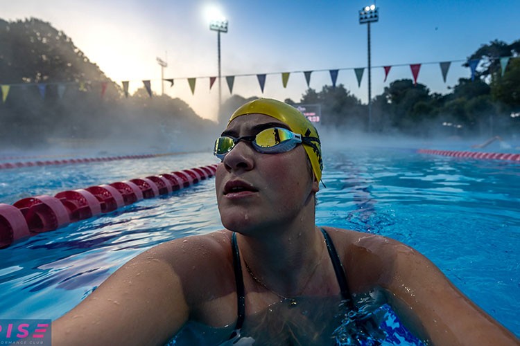 Yeni Zelanda'da Cook Strait'i yüzerek geçmek için yola çıkıyor