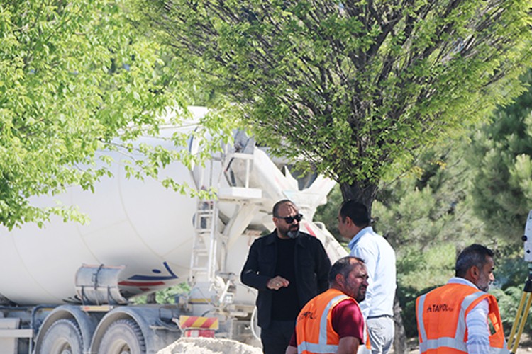 Yol çalışmalarındaki gelişimi yerinde inceledi