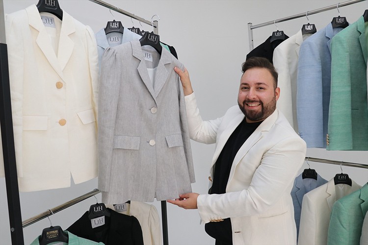 Ürettiği keneviri kullanarak hazır giyim markası oluşturdu