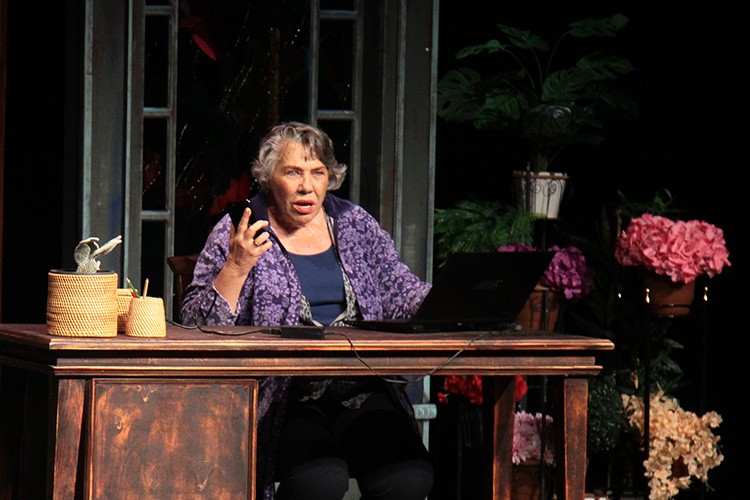 Işıl Yücesoy'un oyunu 'İzninle'nin özel gösterimine yoğun ilgi