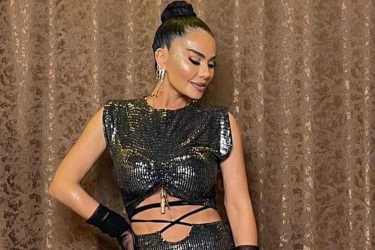 Sahnede eldiven modasını başlattı