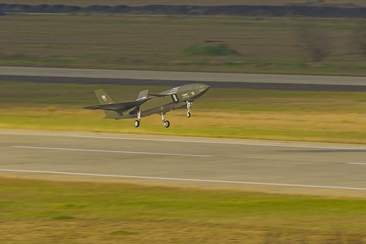 ayraktar Kızılelma "kol uçuşu" ile yeni bir ilke imza attı