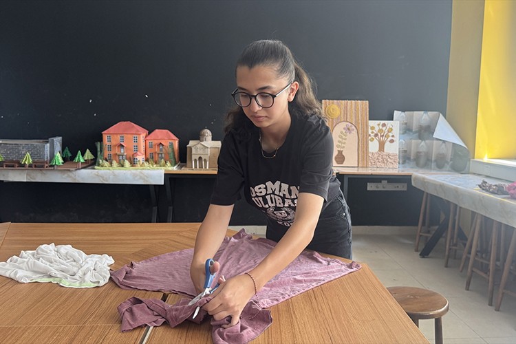 Eski tişörtleri çantaya, meyve atıklarını ise komposta dönüştürüyor