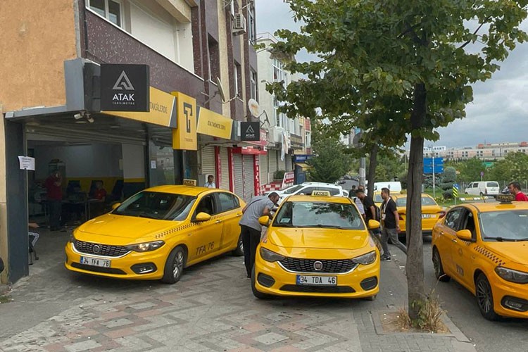 İstanbul'da taksiciler taksimetre cihazlarını güncelliyor