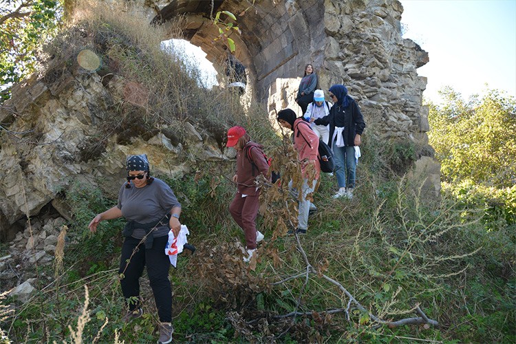 Bitlis'te kadınlar sağlıklı yaşama dikkati çekmek için yürüyüş yaptı