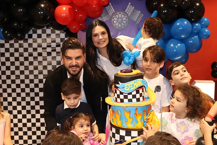 Ailece doğumgünü kutlaması