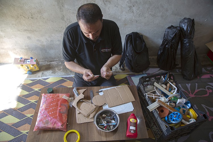 Atık malzemelerden geliştirdiği araçlarla eğitime katkı sağlıyor