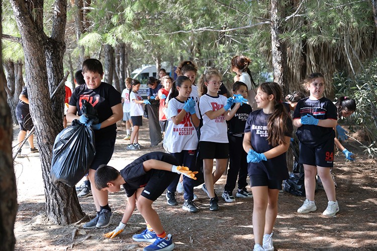Marmaris'te denizde ve kıyıda temizlik yapıldı