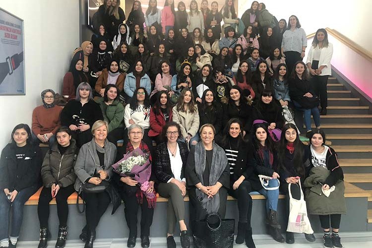 Bilişime kadın eli