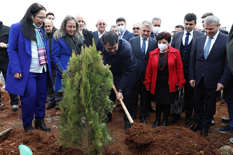 Bakan Kurum, yangından etkilenen Ulukapı Mahallesi'nde kadınlarla fidan dikti