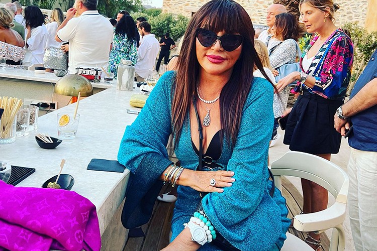 Gül Ergi'nin tatil şıklığı