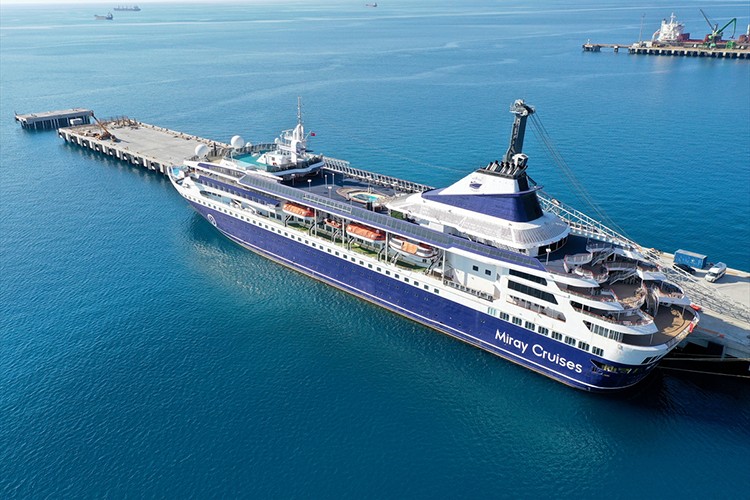 İskenderun'daki depremzedeler "yüzen otel"de ağırlanıyor