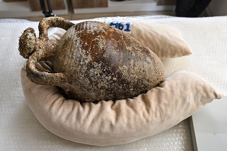 Gemi batığında 1100 yıllık açılmamış amfora bulundu