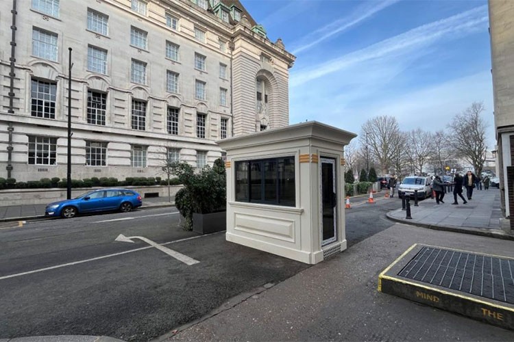 Karmod'un güvenlik kioskları, İngiltere'nin tarihi caddesinde kullanılıyor